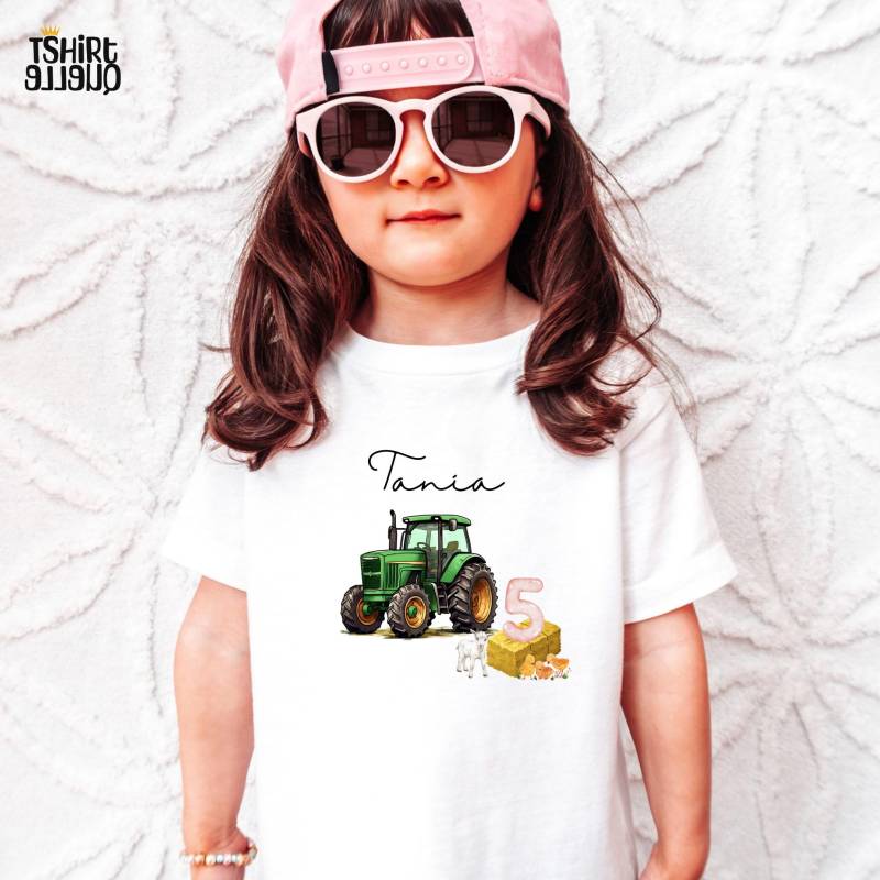 Traktor T-Shirt Oder Sweatshirt Für Kinder - Personalisiert Mit Name Und Zahl Geburtstagsshirt 2 3 4 5 6 Kleine Landwirte Traktor T-Shirt Oder Sweatshirt Für Kinder - Personalisiert Mit Name Und Zahl Geburtstagsshirt 2 3 4 5 6 Kleine Landwirte von TShirtQuelle