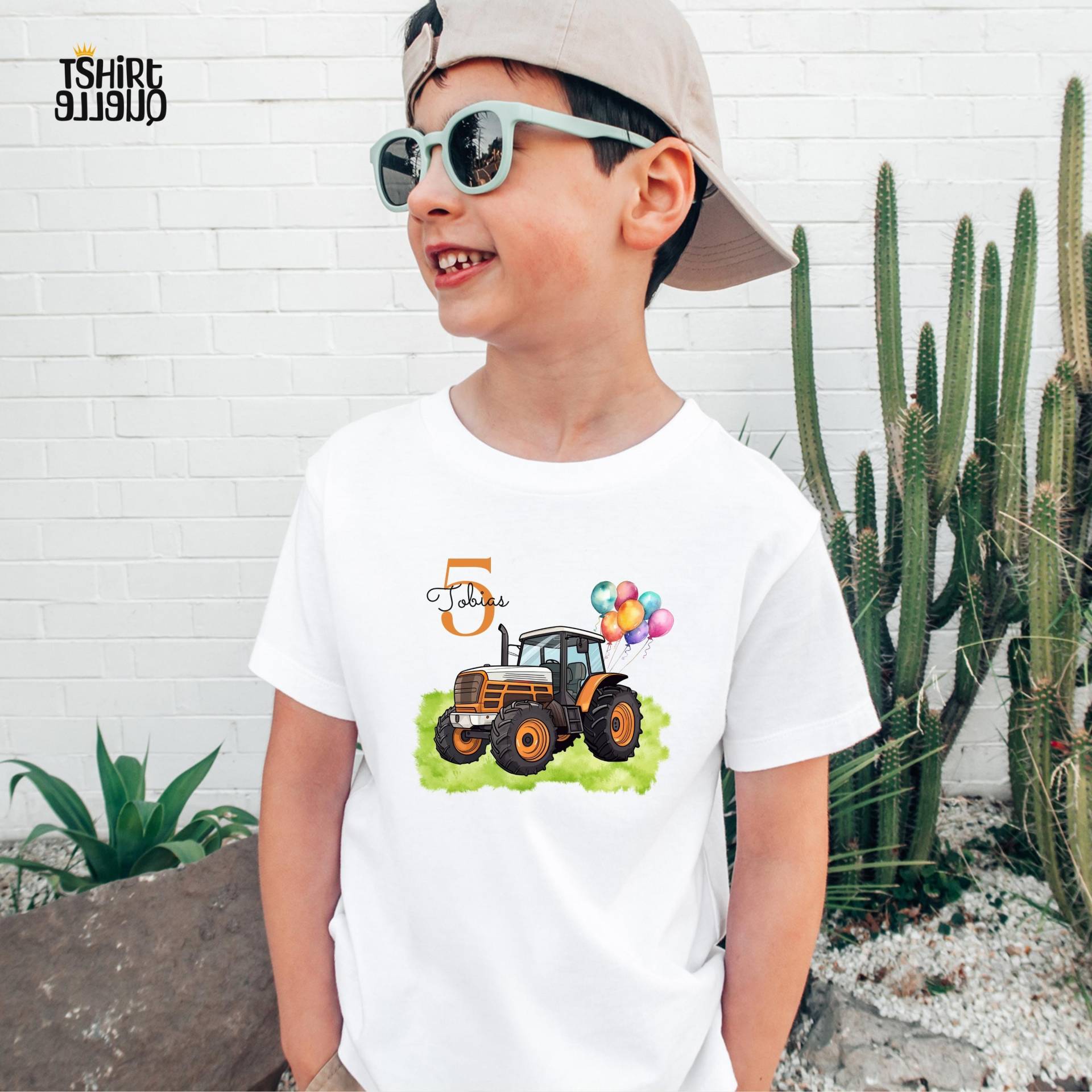 Traktor T-Shirt Oder Sweatshirt Für Kinder - Personalisiert Mit Name Und Zahl Geburtstagsshirt 3 4 5 6 7 Jahre Landwirte Bauern Traktor T-Shirt Oder Sweatshirt Für Kinder - Personalisiert Mit Name Und Zahl Geburtstagsshirt 3 4 5 6 7 Jahre Landwirte Bauern von TShirtQuelle