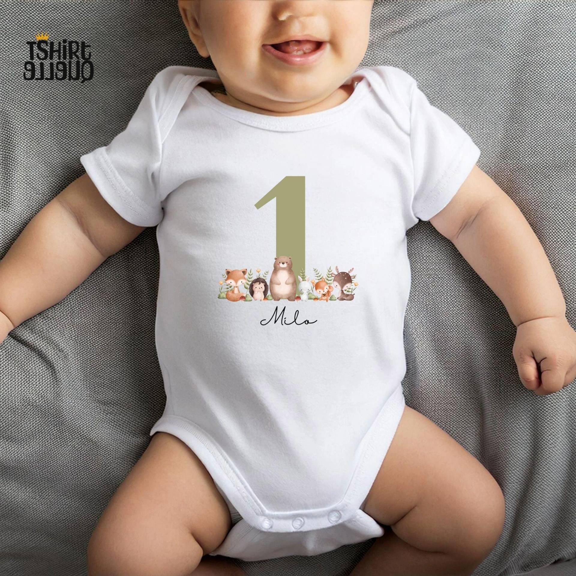 Waldtiere Bär Fuchs Baby Body Oder Shirt - Personalisiert Mit Name Und Zahl Geschenk Zum 1 Geburtstag Junge Mädchen von TShirtQuelle