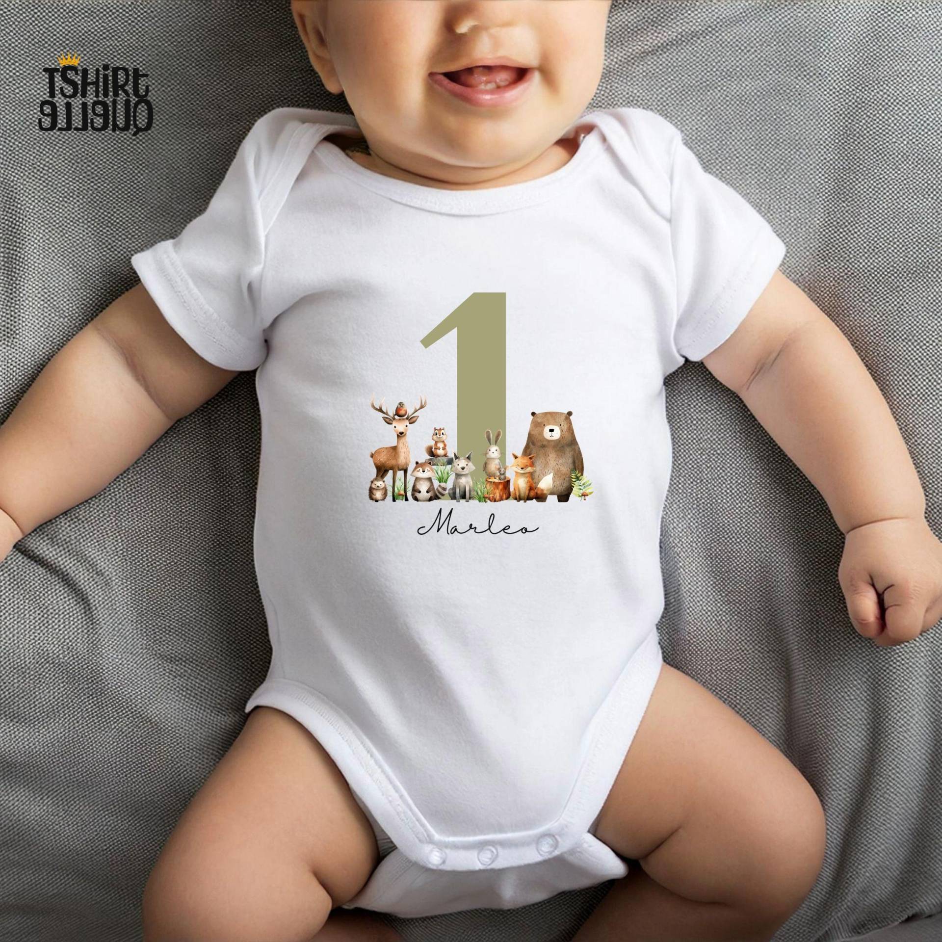 Waldtiere Bär Hirsch Baby Body Oder Shirt - Personalisiert Mit Name Und Zahl Geschenk Zum 1 Geburtstag Junge Mädchen von TShirtQuelle