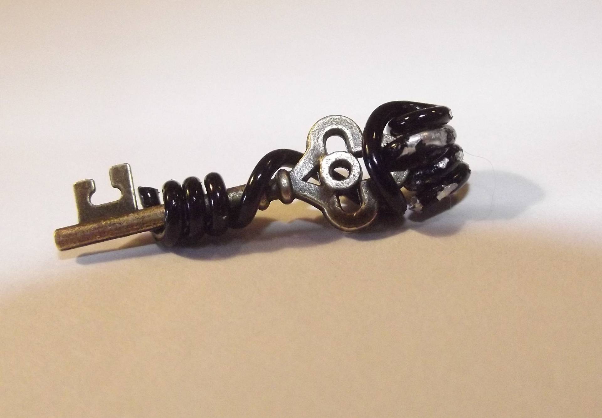 Kleine Draht Umwickelt Schlüsselanhänger, Messing Und Schwarzen Draht, Steampunk Kunst Gefunden, Recycling-Schmuck von TT40Art