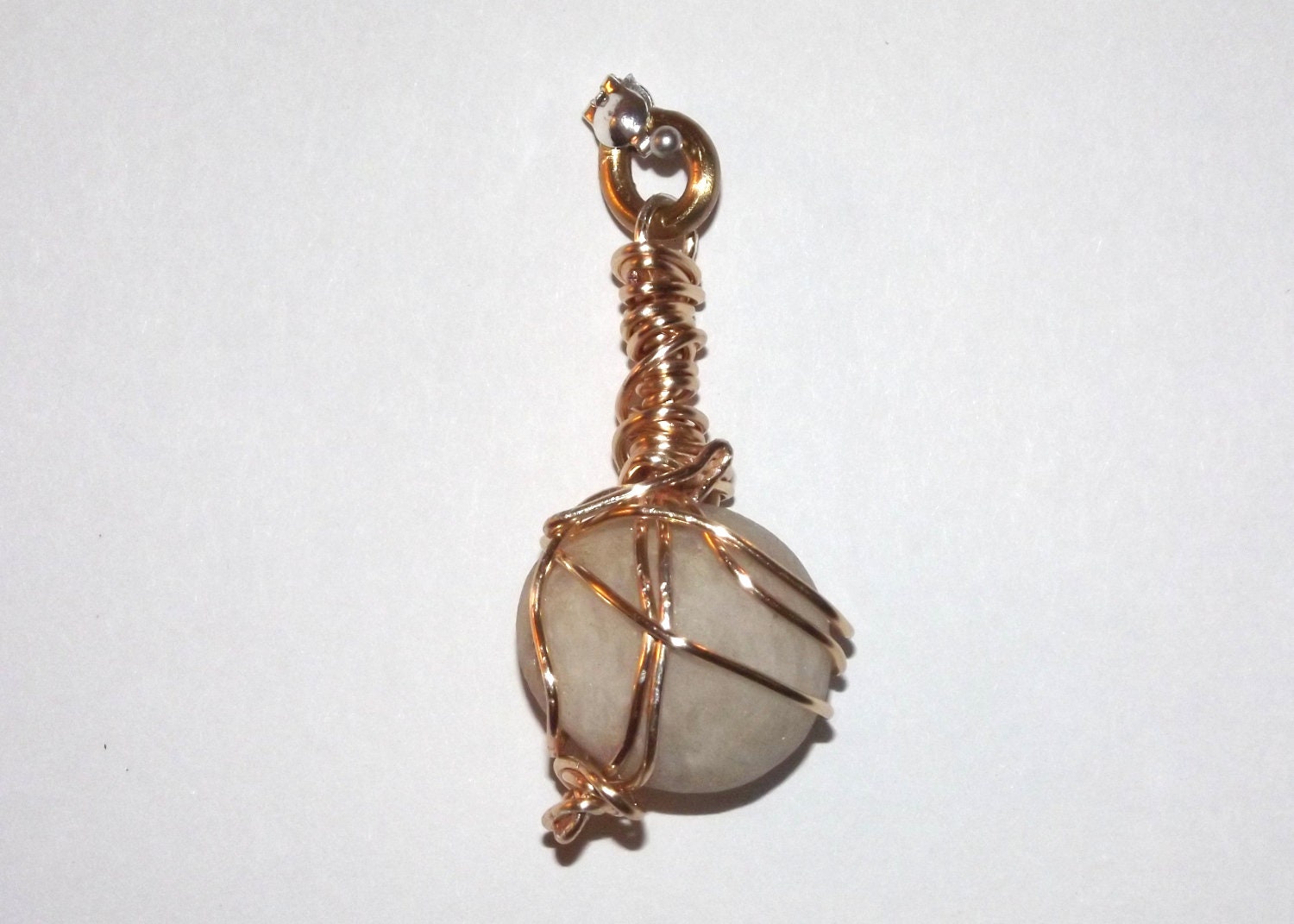 Kleiner Draht Umwickelt Fluss Stein Anhänger, Weiß Und Gold von TT40Art