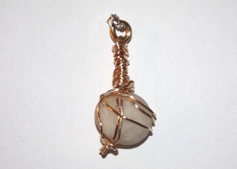 Kleiner Draht Umwickelt Fluss Stein Anhänger, Weiß Und Gold von TT40Art