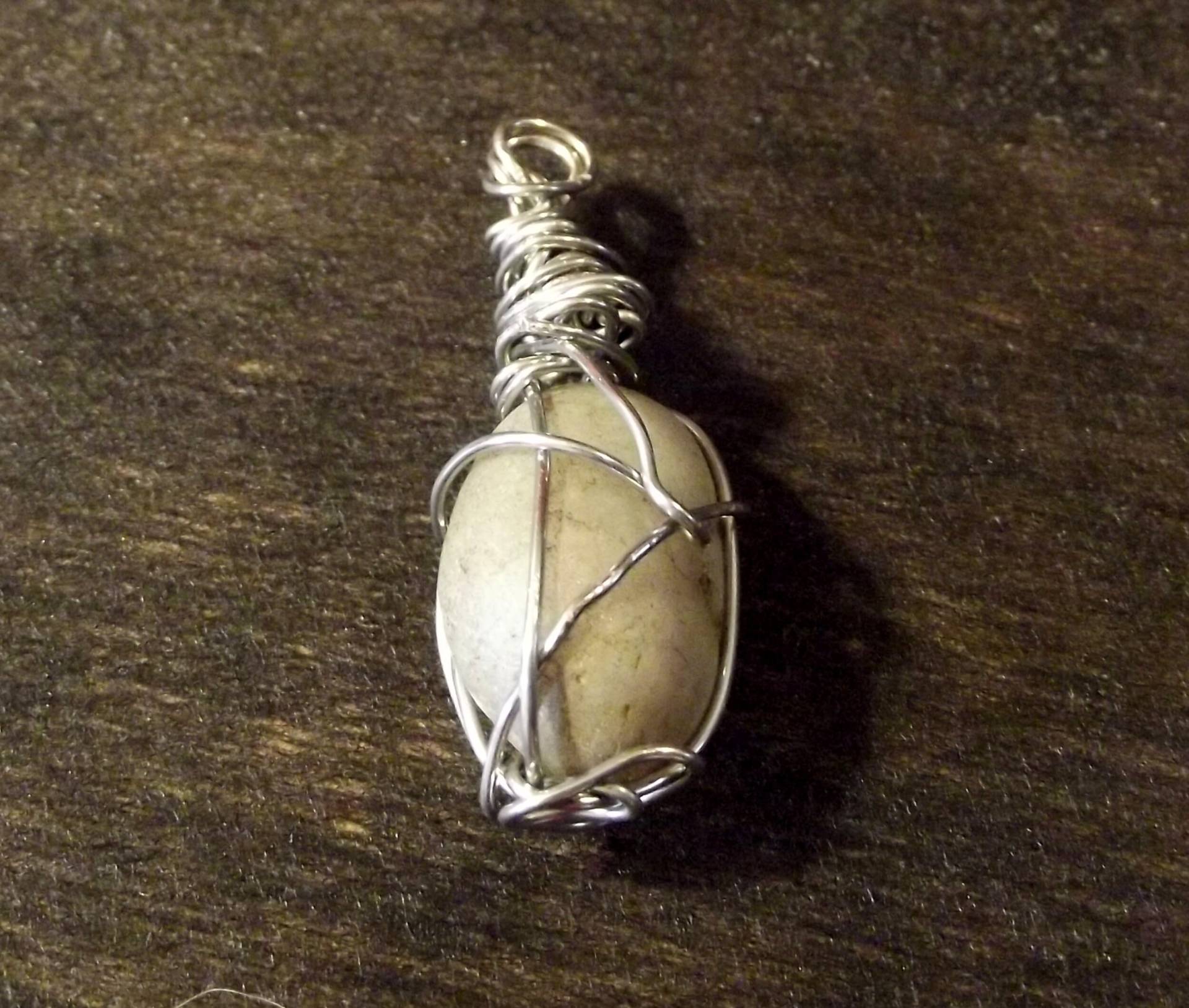 White River Rock Anhänger, Kleine Rock, Aluminium Silber Draht Umwickelt Natürliche Schmuck, Naturschmuck, Skurril von TT40Art