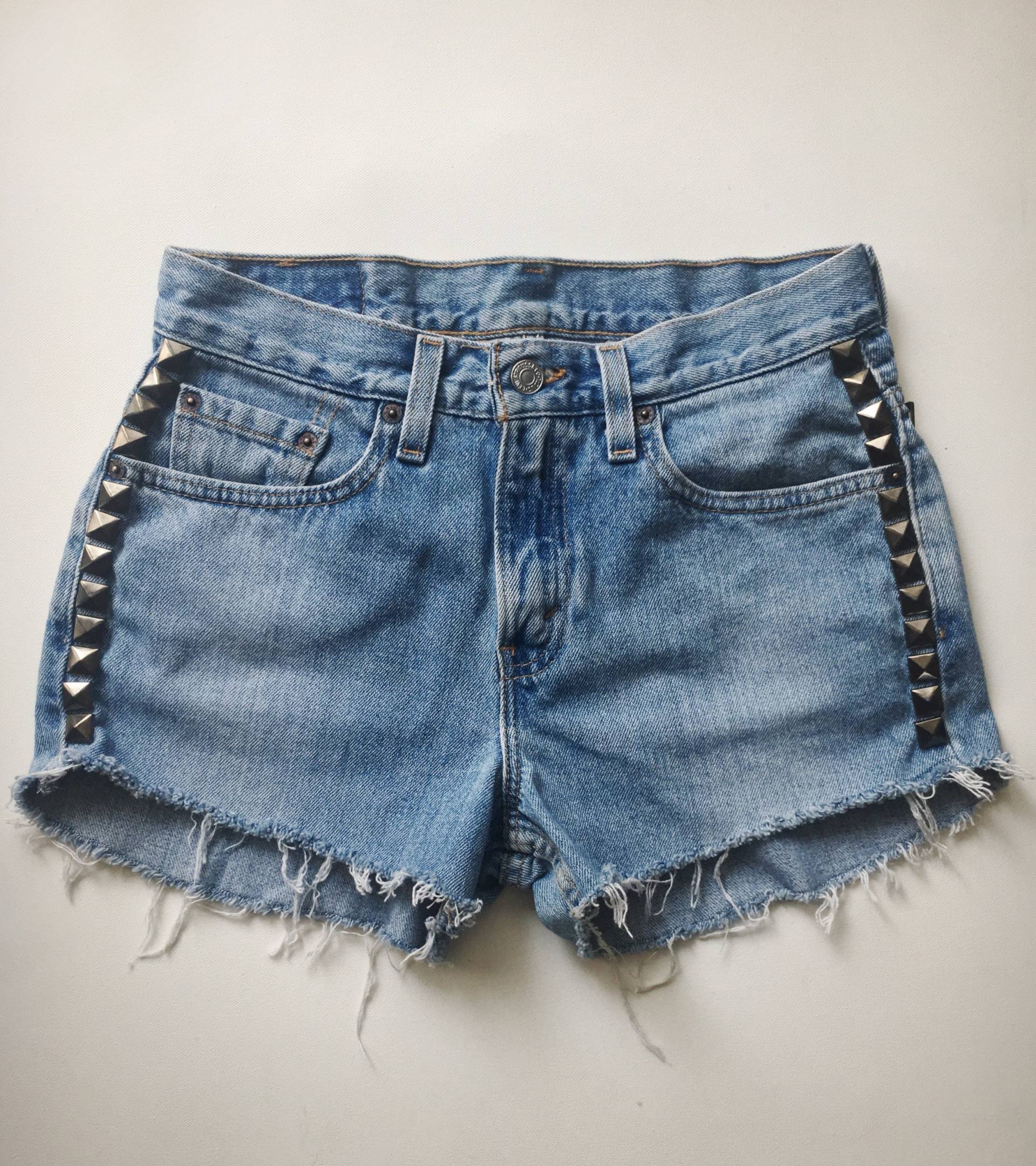 Brooklyn Shorts - Gunmetal Pyramid Stud Cut-Off Upcycled Levi Es Denim Hellblau Klein von TUCKbrand