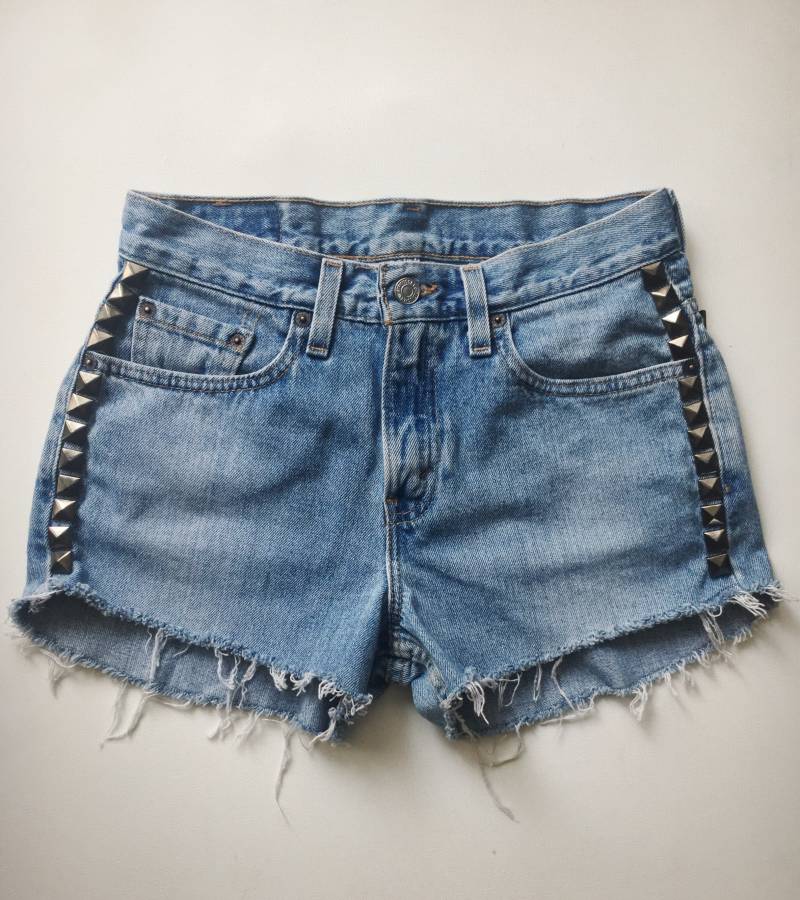 Brooklyn Shorts - Gunmetal Pyramid Stud Cut-Off Upcycled Levi Es Denim Hellblau Klein von TUCKbrand