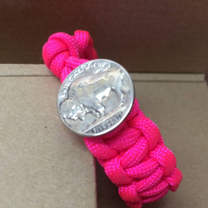 Buffalo Nickel Heißen Rosa Paracord Braclet Buffalo Nickel Heißen Rosa Paracord Braclet von TUFDAWG