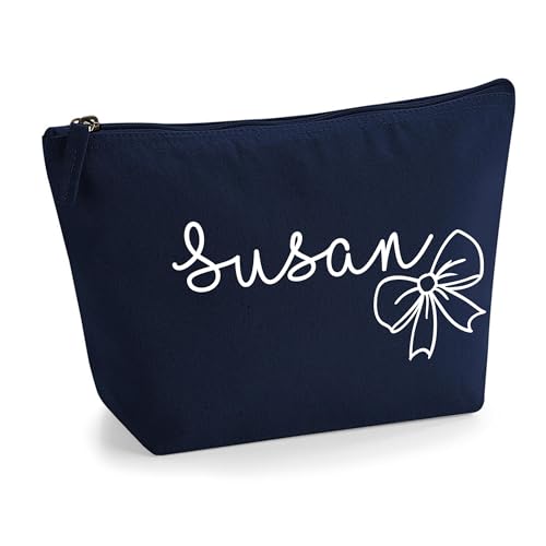 Personalisierter Name Initialen Textstil süßes Schleifen Design Make-up Accessoire Tasche Kosmetiktasche Damen Schminktasche mit Texturdruck - Weißer Film - M Marine Personalisierter Name Initialen Textstil süßes Schleifen Design Make-up Accessoire Tasche Kosmetiktasche Damen Schminktasche mit Texturdruck - Weißer Film - M Marine von TULLUN