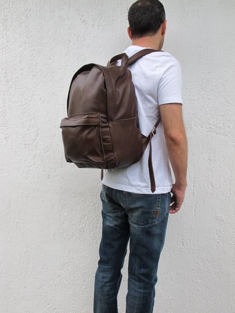 Brauner Lederrucksack in 16 Farben Und Zwei Größen Erhältlich. Unisex von TUMABROTHERS