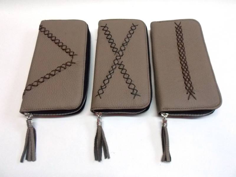 Frauen Leder Brieftasche Mit Geräumigen Innenraum Kreuz Genähte Handgemachte Brieftasche von TUMABROTHERS