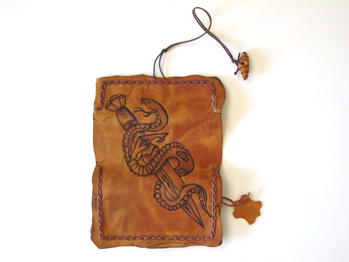 Handgefertigte Exclusive Leder Tabaktasche Mit Brandmalerei von TUMABROTHERS