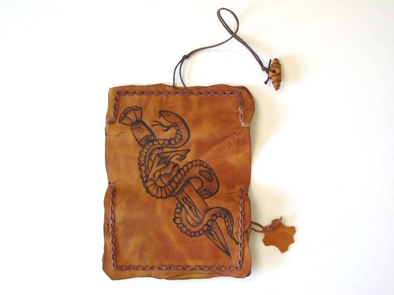 Handgefertigte Exclusive Leder Tabaktasche Mit Brandmalerei von TUMABROTHERS