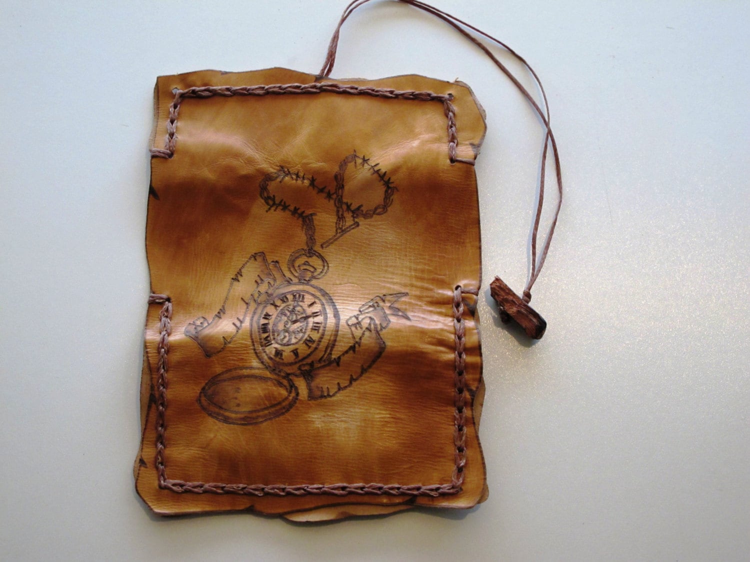 Handgefertigte Exklusive Leder-Tabaktasche Mit Brandmalerei Einer Vintage-Taschenuhr von TUMABROTHERS