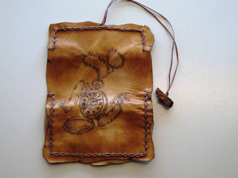 Handgefertigte Exklusive Leder-Tabaktasche Mit Brandmalerei Einer Vintage-Taschenuhr von TUMABROTHERS