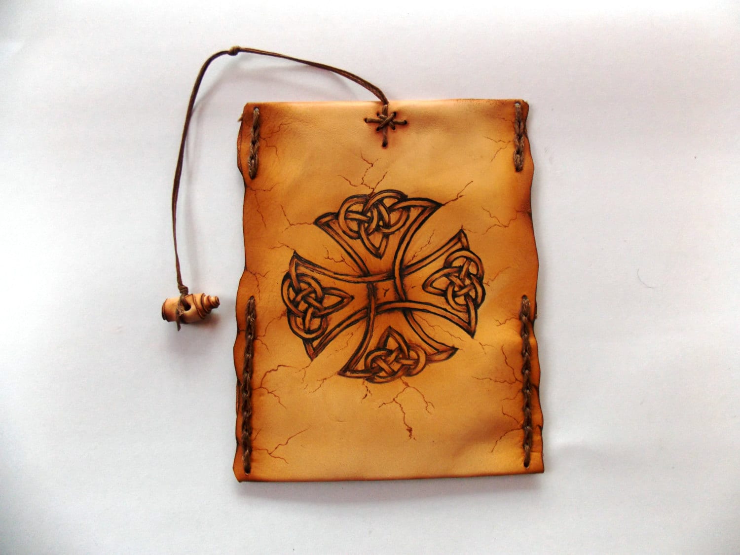 Handgefertigte Exklusive Leder Tabaktasche. Kreuz Brandmalerei Druck von TUMABROTHERS