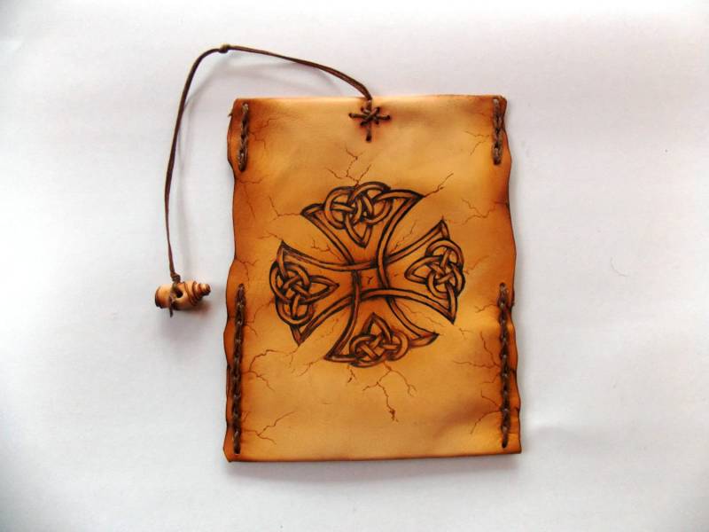 Handgefertigte Exklusive Leder Tabaktasche. Kreuz Brandmalerei Druck von TUMABROTHERS