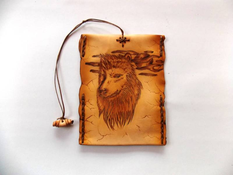 Handgefertigte Exklusive Leder Tabaktasche. Wolf Brandmalerei Druck von TUMABROTHERS