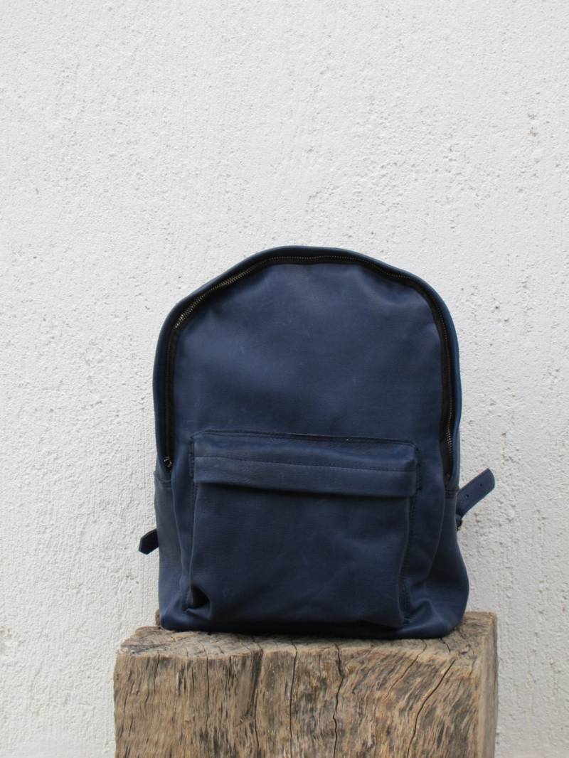 Handgefertigter Lederrucksack in 16 Farben Und Zwei Größen Erhältlich. Unisex von TUMABROTHERS