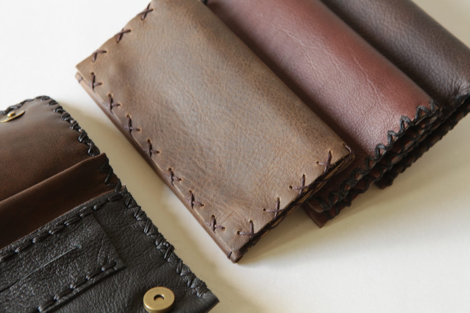 Handgefertigte Tabaktasche Aus Leder in Vier Farben Erhältlich von TUMABROTHERS