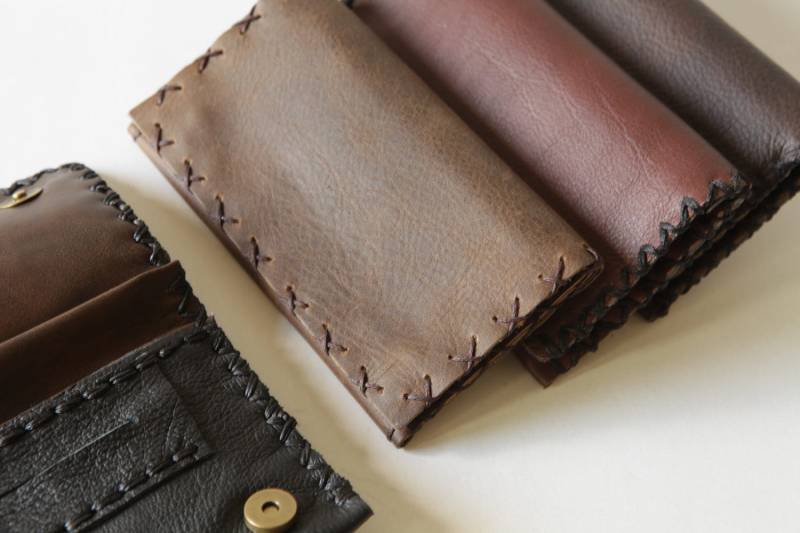 Handgefertigte Tabaktasche Aus Leder in Vier Farben Erhältlich von TUMABROTHERS