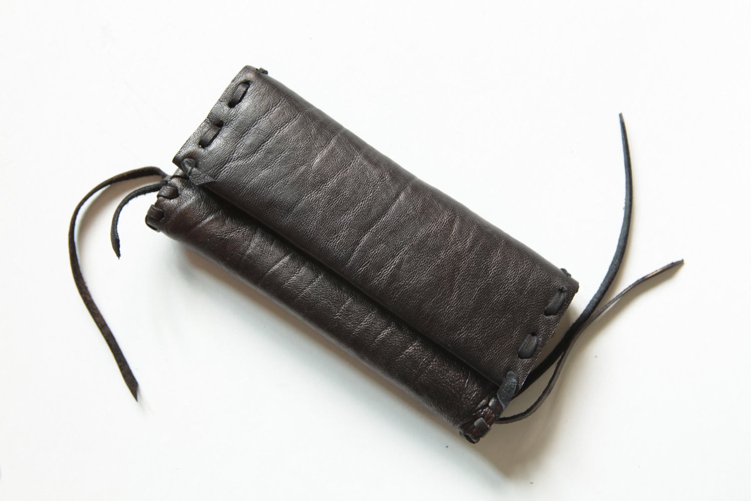 Handgefertigte Tabaktasche Aus Leder in Zwei Farben Erhältlich von TUMABROTHERS