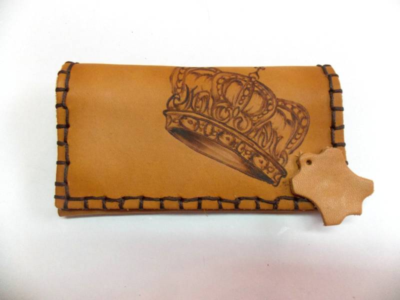 Handgefertigte Exklusive Leder Tabaktasche. Krone Brandmalerei-Druck von TUMABROTHERS