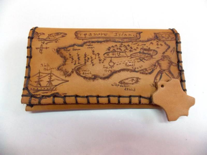 Handgefertigte Exklusive Leder Tabaktasche. Die Schatzinsel Brandmalerei von TUMABROTHERS