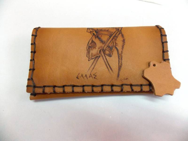 Handgefertigte Exklusive Leder Tabaktasche. Spartan Helm Pyrographie-Druck von TUMABROTHERS