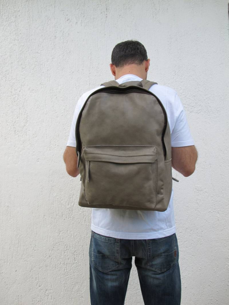Herren Lederrucksack in 16 Farben Und Zwei Größen Erhältlich. Unisex von TUMABROTHERS
