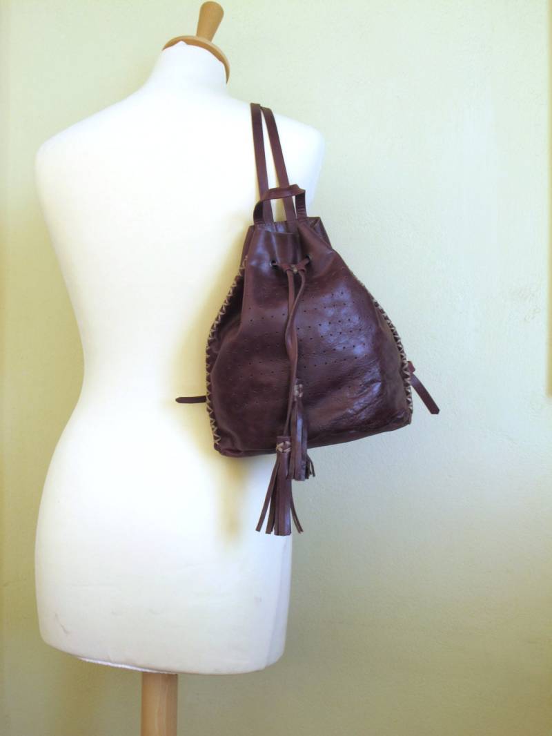 Kleiner Frauen Oder Mädchen Handgemachter Brauner Lederrucksack in 9 Farben Erhältlich von TUMABROTHERS