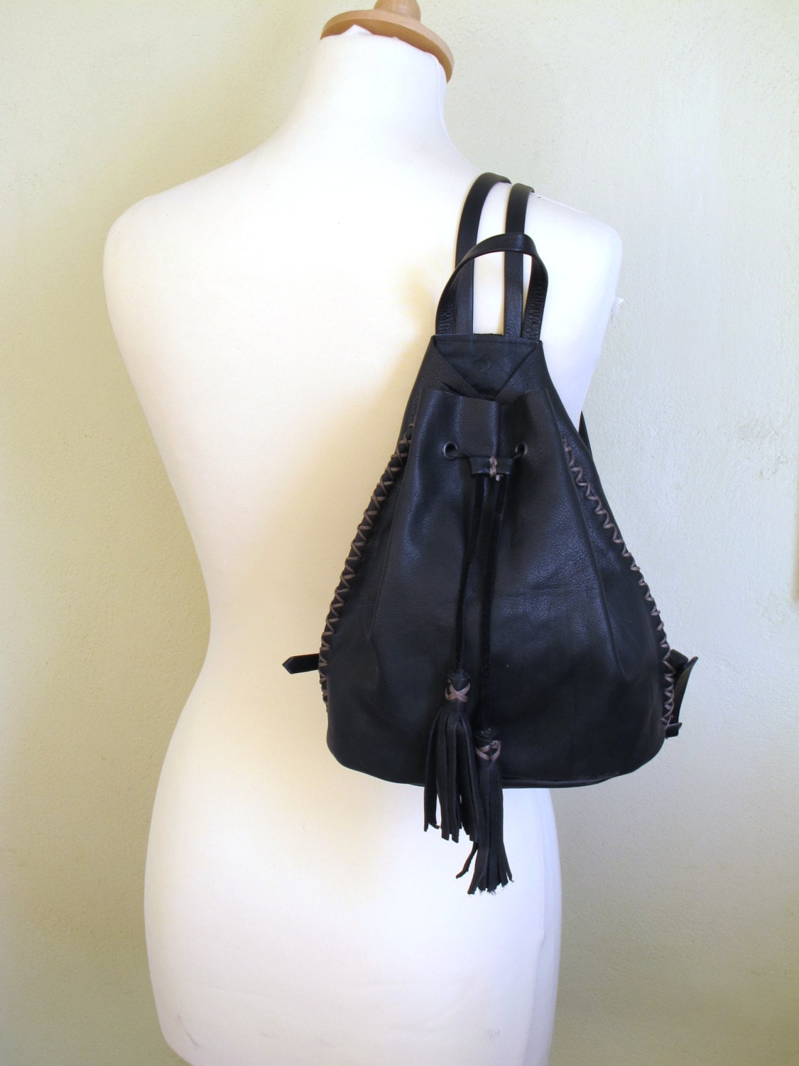 Kleiner Handgefertigter Schwarzer Lederrucksack in 9 Farben Erhältlich von TUMABROTHERS