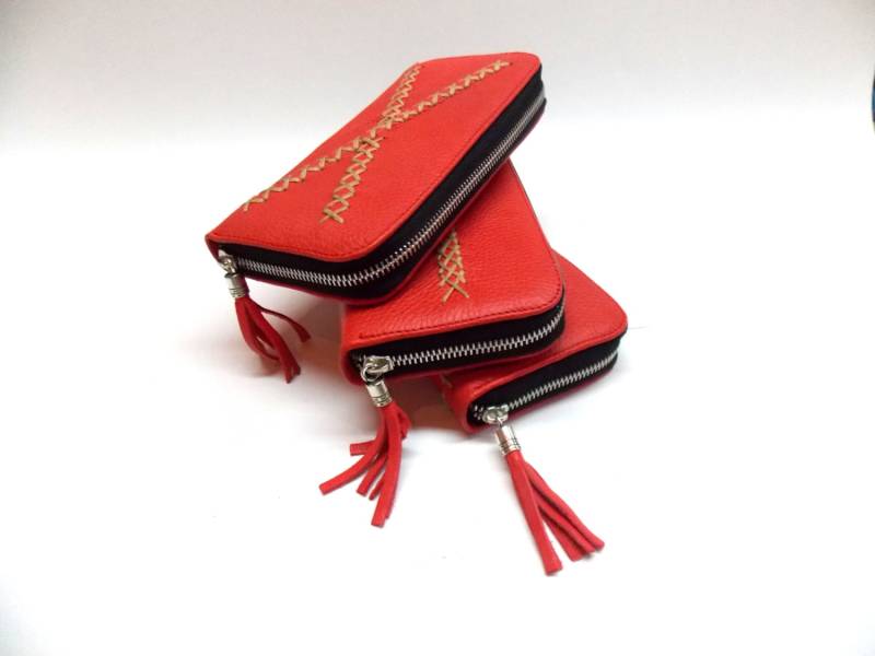 Rote Frauen Leder Brieftasche Mit Quaste Kreuz Genähte Handgemachte Brieftasche. Benutzerdefinierte Farbe von TUMABROTHERS