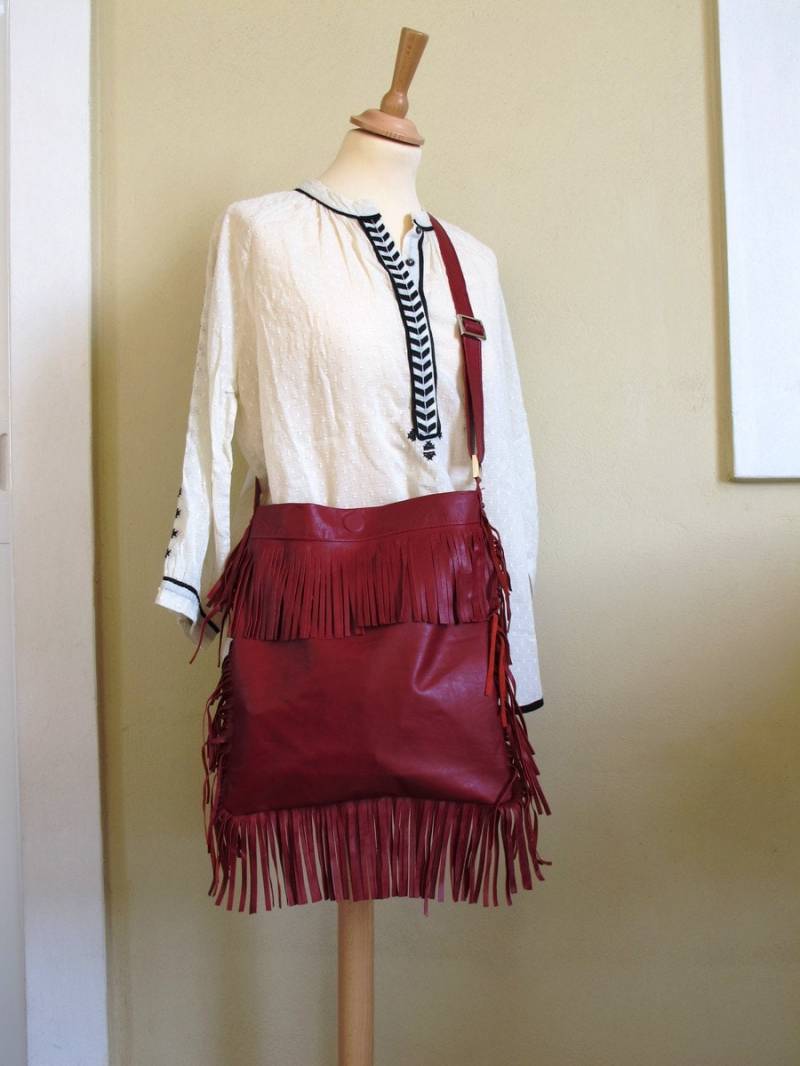Rote Leder Fransen Tasche, Crossbody Boho Tasche Erhältlich in 16 Farben von TUMABROTHERS