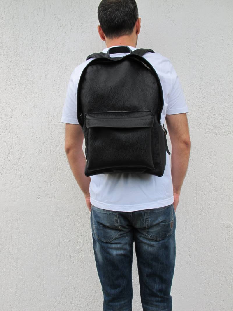 Lederrucksack in 16 Farben Und Zwei Größen Erhältlich. Unisex von TUMABROTHERS