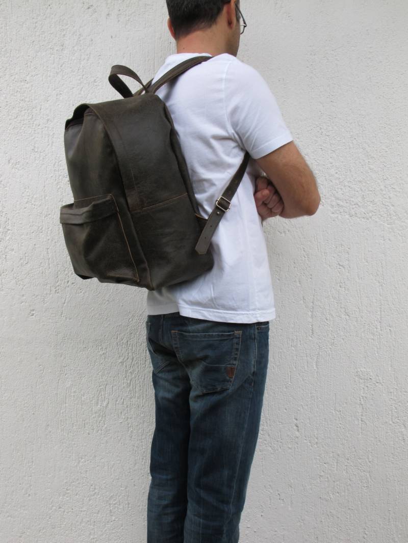 Lederrucksack in 16 Farben Und Zwei Größen Erhältlich. Unisex von TUMABROTHERS