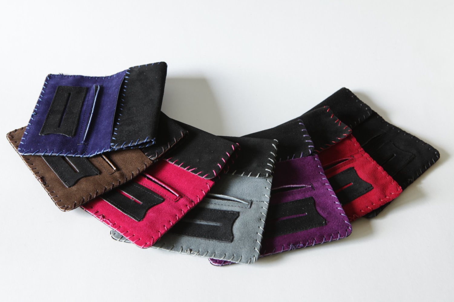 Schwarzer Handgemachter Tabakbeutel Mit Verfügbarem Innenfutter in Sieben Farben von TUMABROTHERS