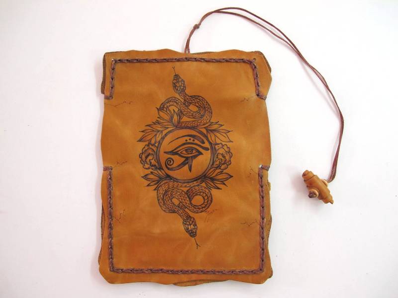 Tabakbeutel, Handgefertigte Tasche Mit Brandmalerei Dekoration. Das Auge Des Horus von TUMABROTHERS
