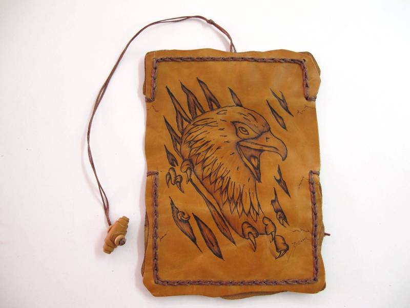 Tabakbeutel, Handgefertigte Tasche Mit Brandmalerei Dekoration. Der Adler von TUMABROTHERS