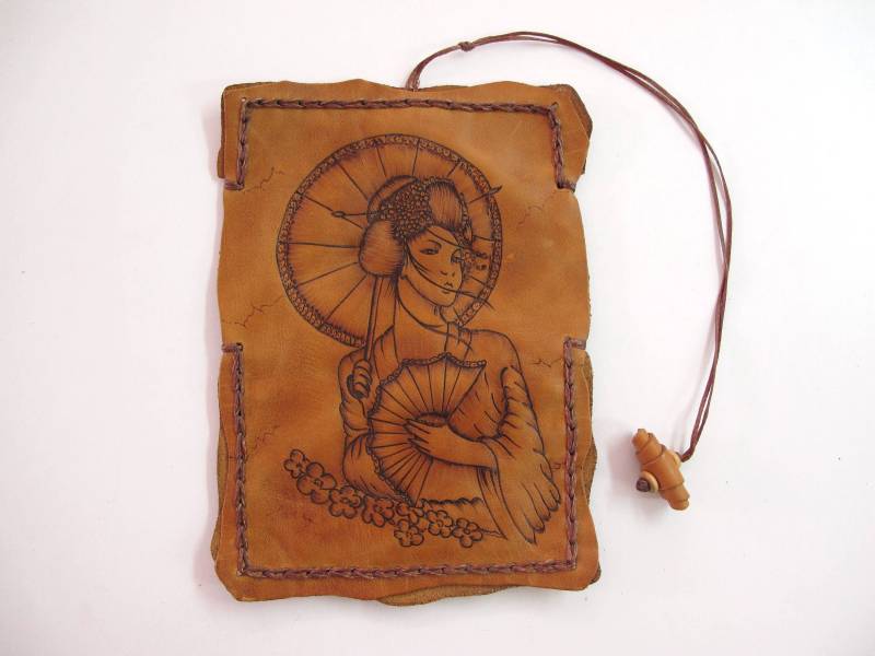 Tabakbeutel, Handgefertigte Tasche Mit Brandmalerei Dekoration. Geisha von TUMABROTHERS