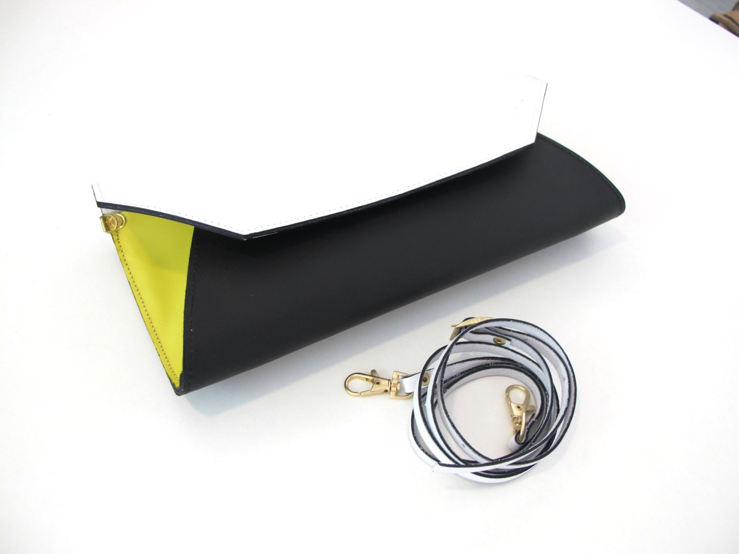 Unterarmtasche Aus Leder Mit Abnehmbaren Riemen. Erhältlich in Vielen Farben von TUMABROTHERS