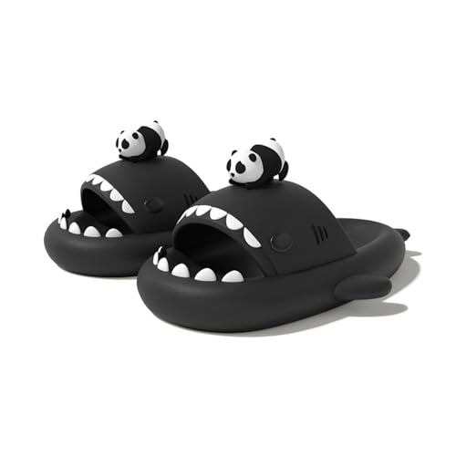 TUOJINRUIDA Panda Schlappen Unisex Shark Slides Slippers Badelatschen mit süßem Panda für Herren oder Damen Hausschuhe Latschen für Strandhaus Dusche entspannte Stunden am Pool von TUOJINRUIDA