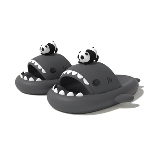 TUOJINRUIDA Panda Schlappen Unisex Shark Slides Slippers Badelatschen mit süßem Panda für Herren oder Damen Hausschuhe Latschen für Strandhaus Dusche entspannte Stunden am Pool TUOJINRUIDA Panda Schlappen Unisex Shark Slides Slippers Badelatschen mit süßem Panda für Herren oder Damen Hausschuhe Latschen für Strandhaus Dusche entspannte Stunden am Pool von TUOJINRUIDA