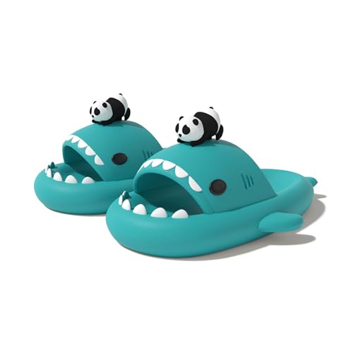 TUOJINRUIDA Panda Schlappen Unisex Shark Slides Slippers Badelatschen mit süßem Panda für Herren oder Damen Hausschuhe Latschen für Strandhaus Dusche entspannte Stunden am Pool von TUOJINRUIDA