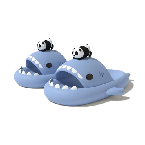 TUOJINRUIDA Panda Schlappen Unisex Shark Slides Slippers Badelatschen mit süßem Panda für Herren oder Damen Hausschuhe Latschen für Strandhaus Dusche entspannte Stunden am Pool von TUOJINRUIDA
