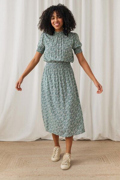 TWOTHIRDS Grassholm nachhaltiges Kleid für Frauen in Small Green Flowers, Rose Flowers und Wild Forest von TWOTHIRDS