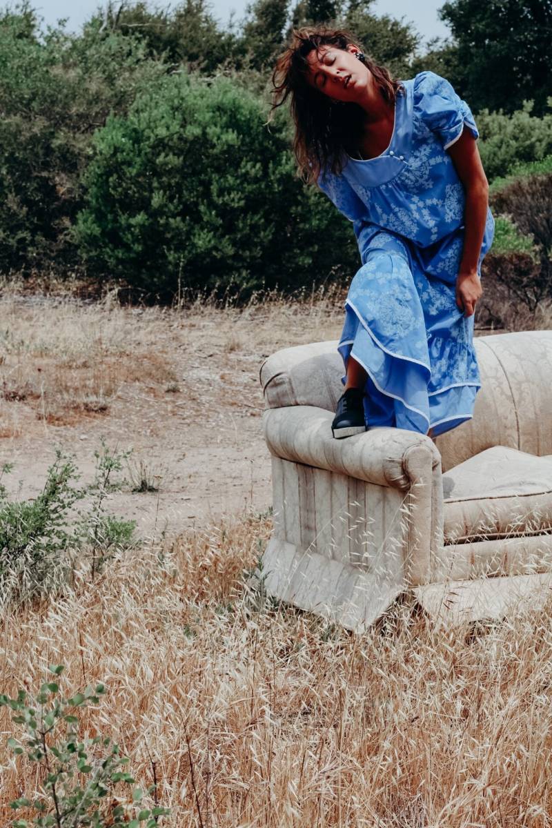 70Er Vintage Boho Immergrün Blaue Folklorico Maxi-Kleid Mit Poofy Viertel Ärmel; Stufenrock Schablonen Blumen-Print von TWRECKSVINTAGE