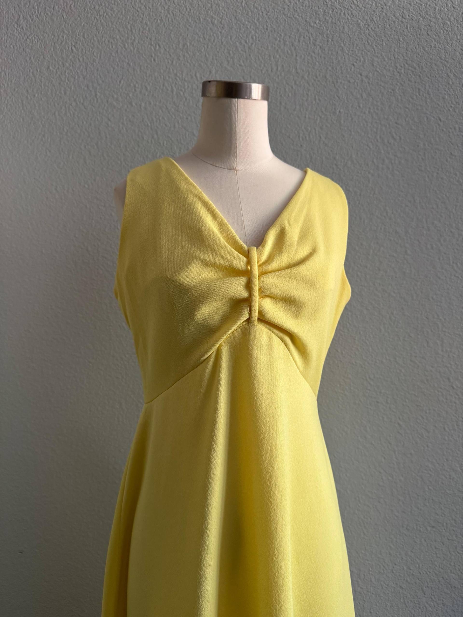 Vintage 60Er Jahre Mod Buttergelbes Maxi Kleid Mit Empire Taille; 70Er Gänseblümchen Blümchen Gelb Farbe L von TWRECKSVINTAGE