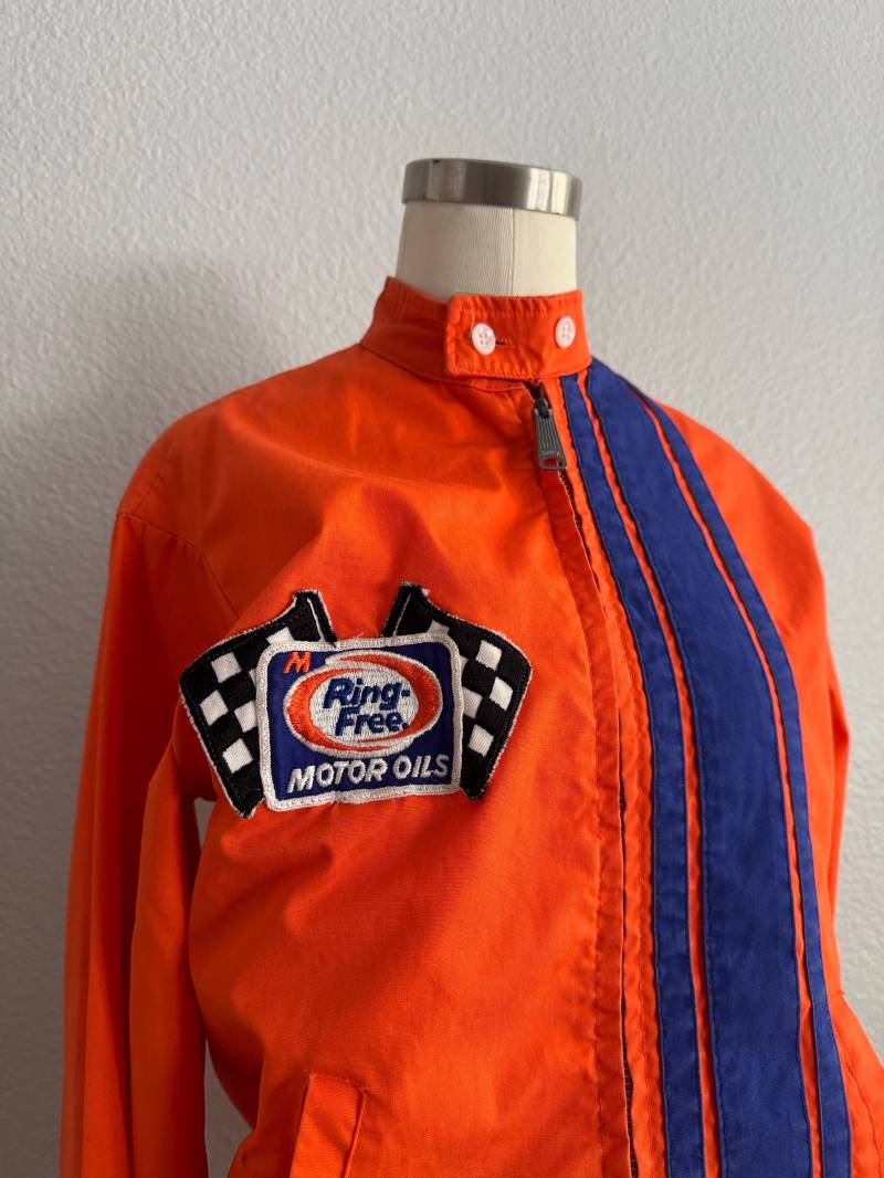 Vintage 70Er Jahre Orange Duster Racing Jacke Mit Ring-Free Motor Oils Patch; 70S Segeltuch Louisville Kentucky Sportswear Rennwagen Mantel Vintage 70Er Jahre Orange Duster Racing Jacke Mit Ring-Free Motor Oils Patch; 70S Segeltuch Louisville Kentucky Sportswear Rennwagen Mantel von TWRECKSVINTAGE