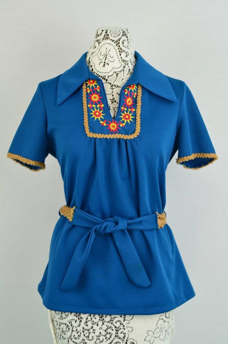 1960Er Vintage Bluse Blaues Top Mit Gestickten Blumen 60Er Retro Größe M 1960Er Vintage Bluse Blaues Top Mit Gestickten Blumen 60Er Retro Größe M von TWWWVintage
