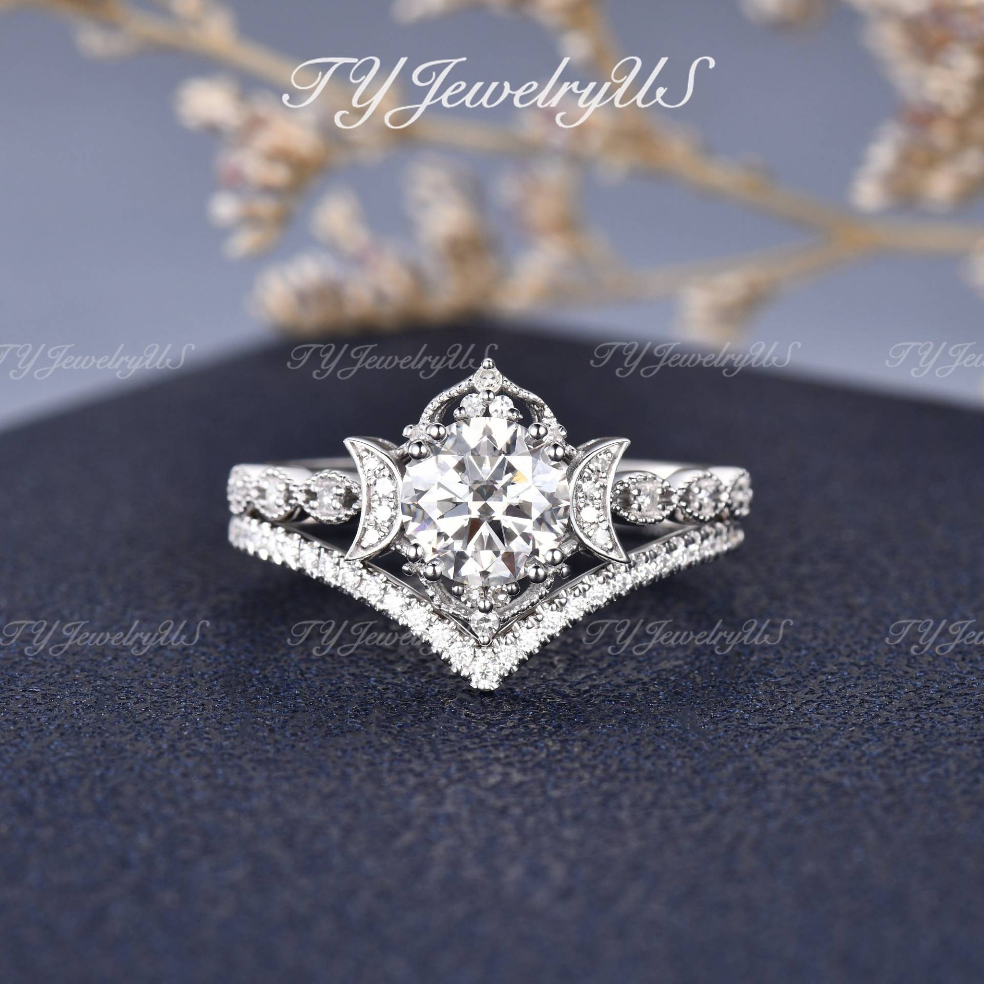 1.2Ct Moissanite Verlobungsring Set 7mm Rundschliff Weißgold Braut Antike Rebe Mond Milgrain Hochzeit Ring Frau Benutzerdefinierte Chevron Band von TYJewelryUS